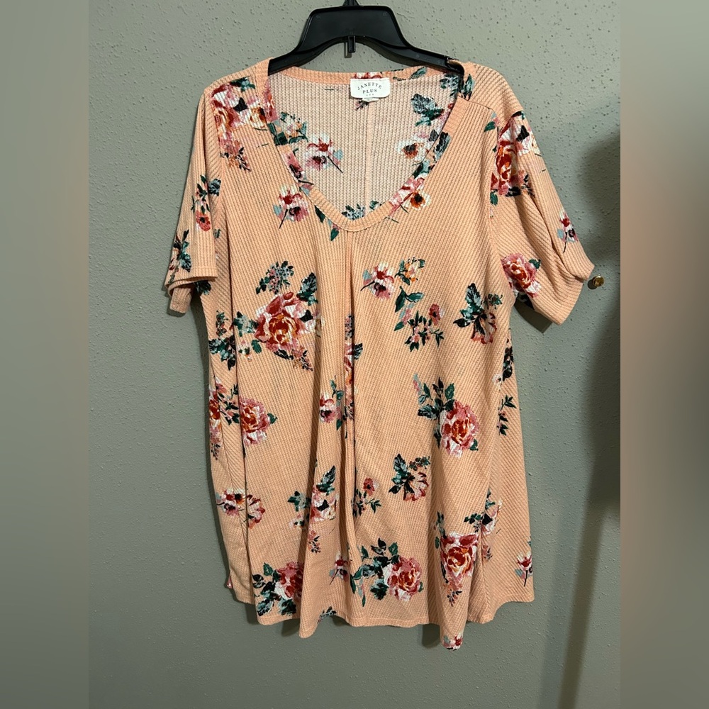 Janette Plus Peach Floral Short Sleeve Top. Size 3XL.